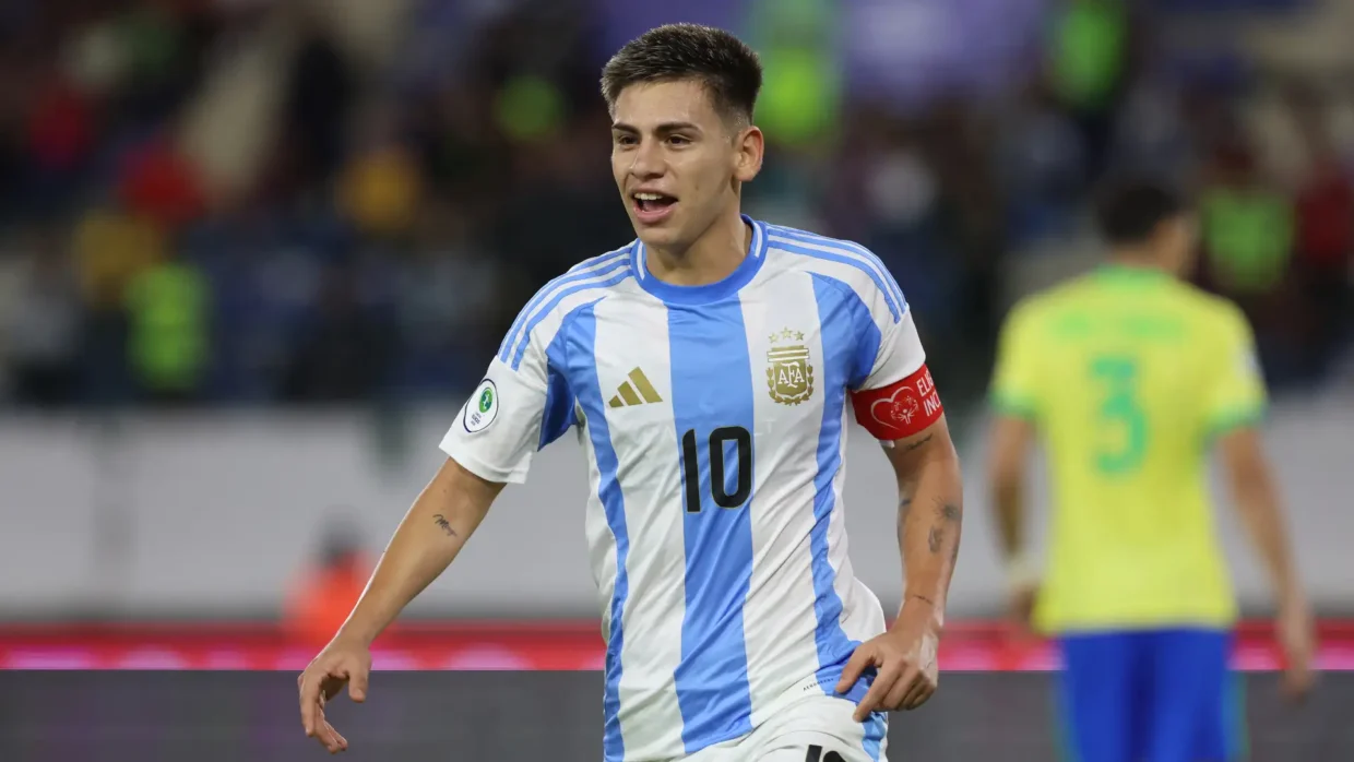 Claudio Echeverri con la maglia dell’Argentina numero 10 durante una partita ufficiale