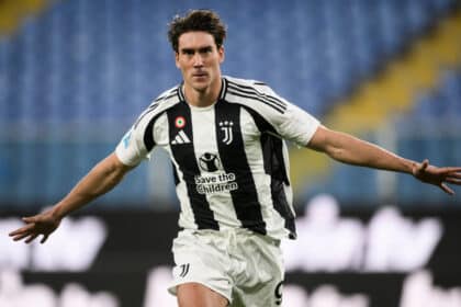 Dusan Vlahovic esulta dopo un gol con la maglia della Juventus