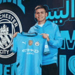 Claudio Echeverri presenta la maglia del Manchester City dopo la firma