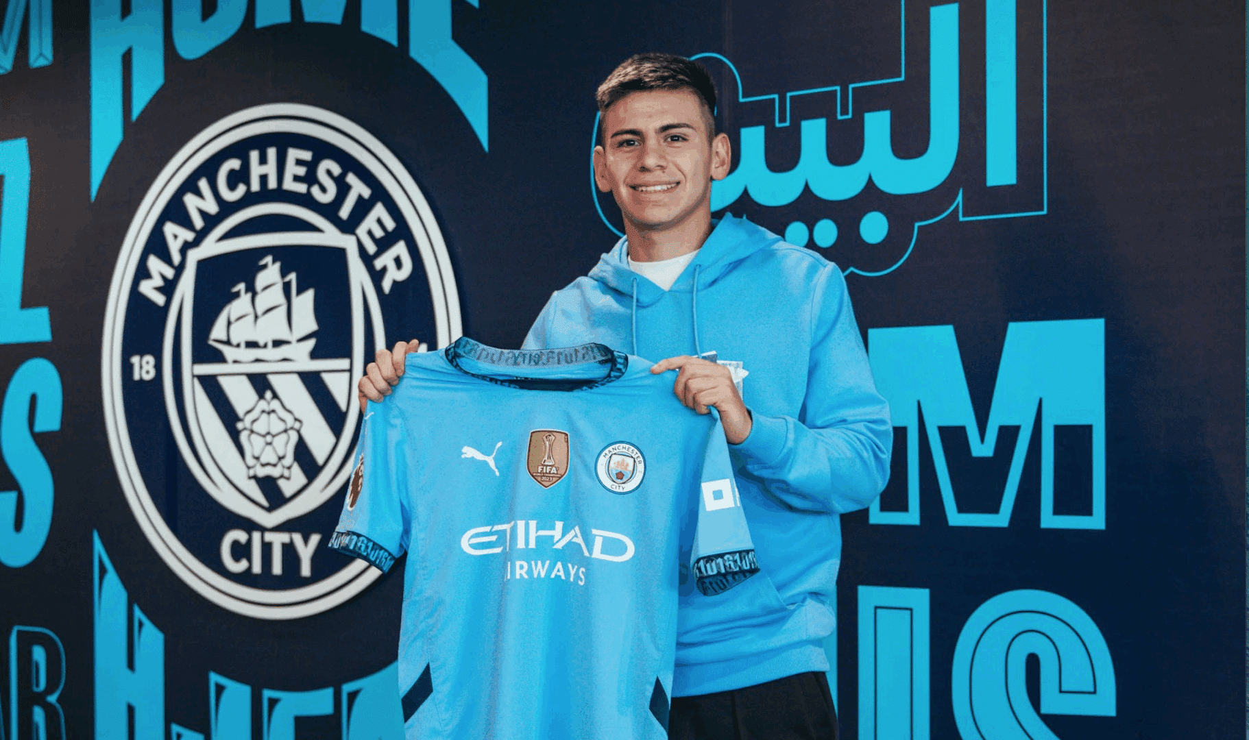 Claudio Echeverri presenta la maglia del Manchester City dopo la firma