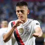 Echeverri con la maglia del Manchester City