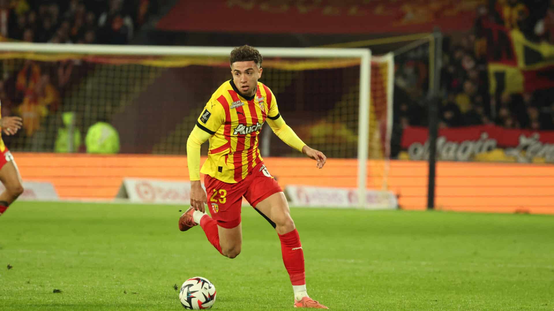Neil El Aynaoui in azione con la maglia del Lens durante una partita di Ligue 1