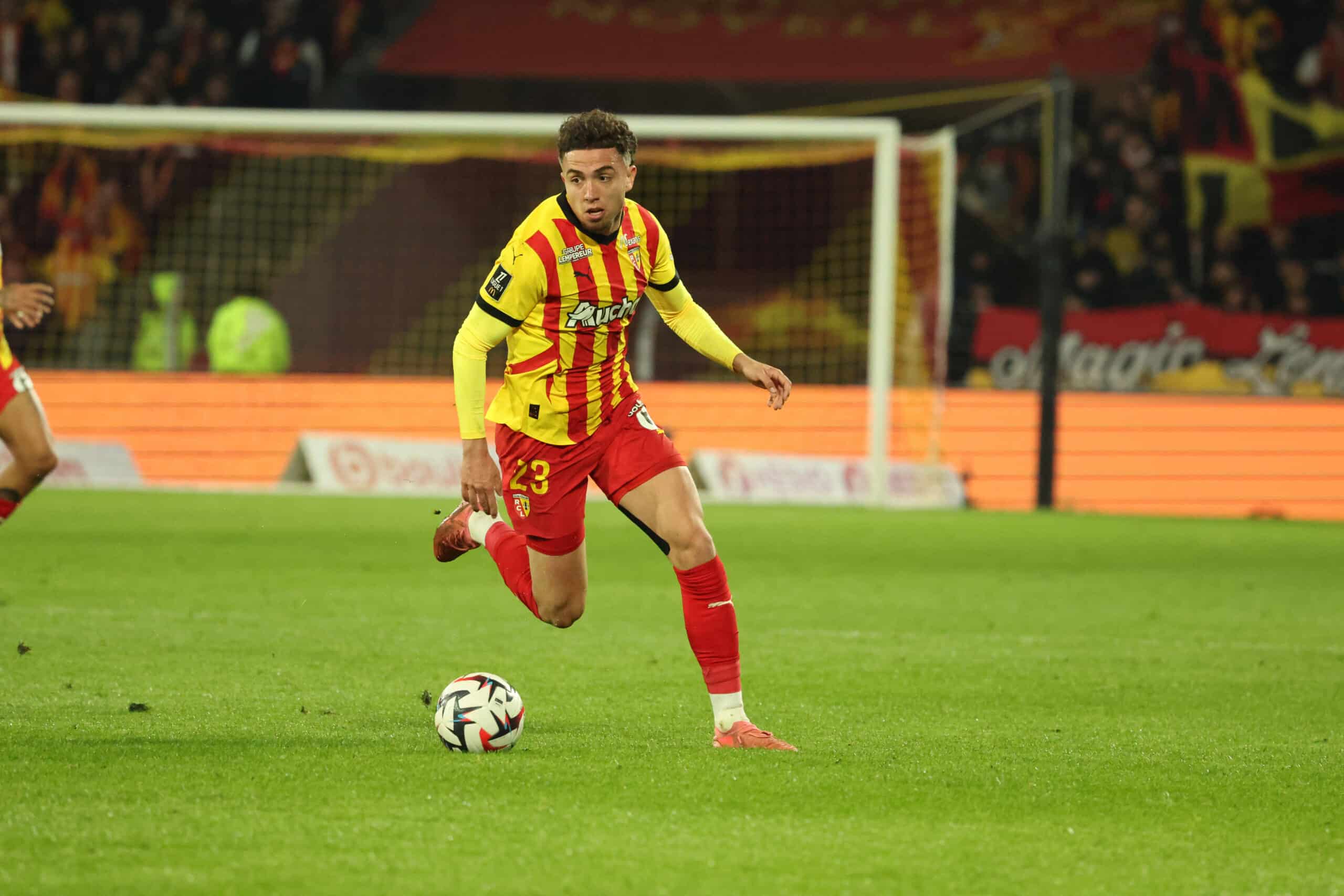 Neil El Aynaoui in azione con la maglia del Lens durante una partita di Ligue 1