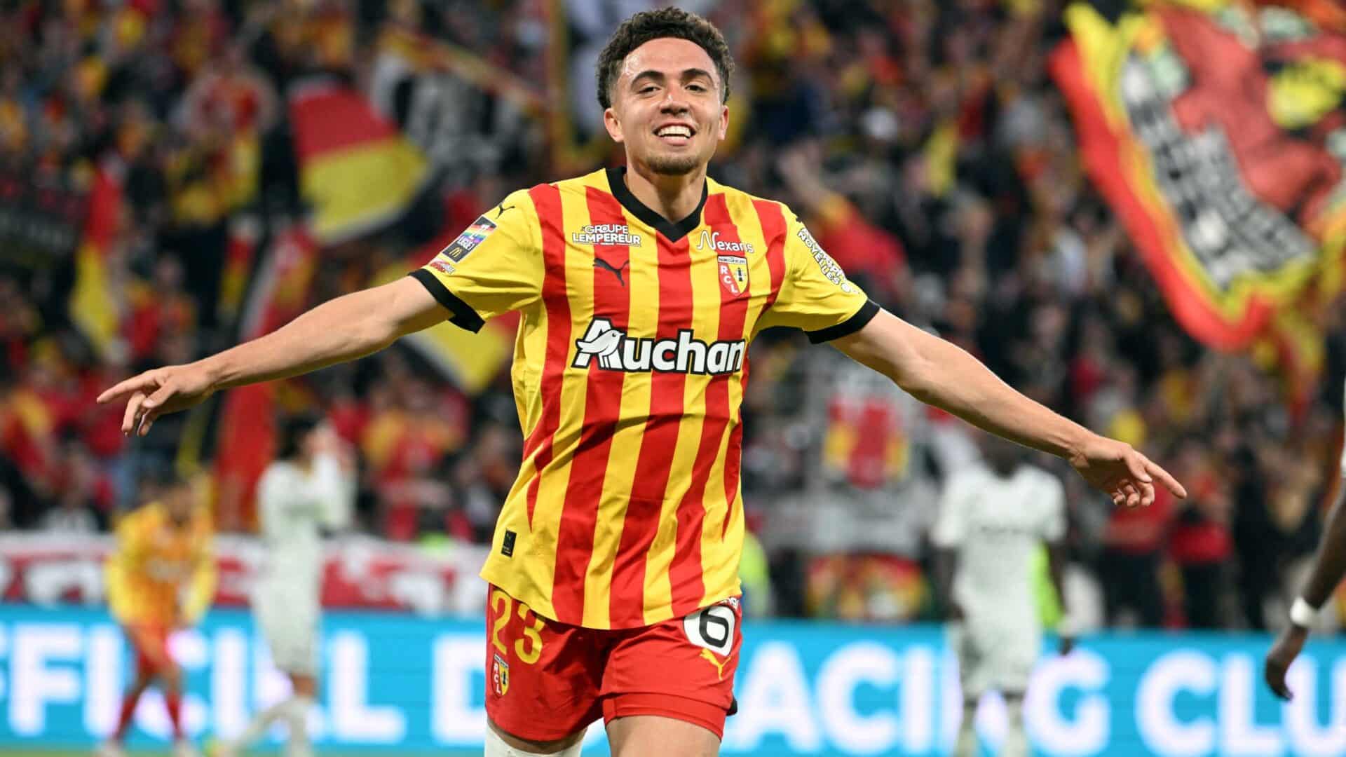 Neil El Aynaoui in campo con la maglia del Lens, obiettivo di mercato della Roma