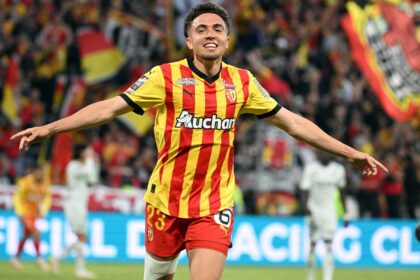 Neil El Aynaoui in campo con la maglia del Lens, obiettivo di mercato della Roma