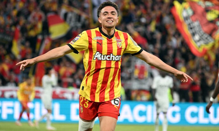 Neil El Aynaoui in campo con la maglia del Lens, obiettivo di mercato della Roma