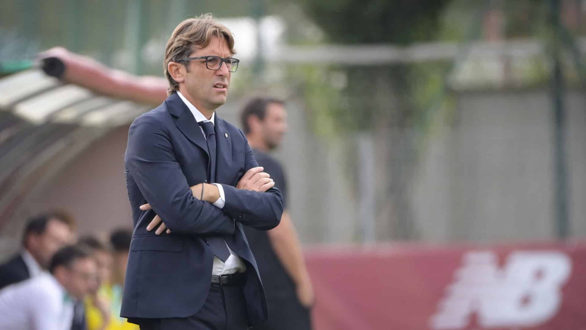 Federico Guidi osserva dalla panchina durante una partita della Primavera