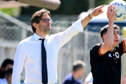 Federico Guidi dà indicazioni dalla panchina durante una partita della Roma Primavera