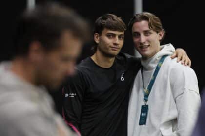 Flavio Cobolli ed Edoardo Bove sorridono abbracciati durante un evento, legame tra tennis e Roma