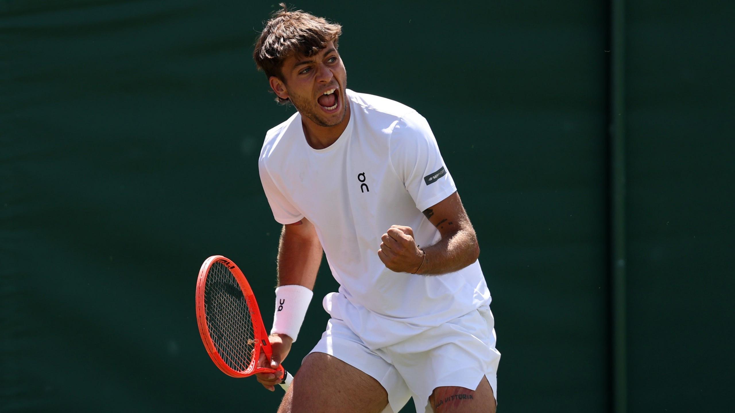 Cobolli show, quarti a Wimbledon realtà: il messaggio della Roma e la presenza di Bove Cobolli show, quarti a Wimbledon realtà: il messaggio della Roma e la presenza di Bove
