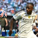 Vinícius Jr. del Real Madrid segue il pallone durante una partita del Mondiale per Club FIFA