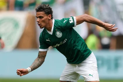 Richard Rios in azione con la maglia del Palmeiras durante una partita del Brasileirao