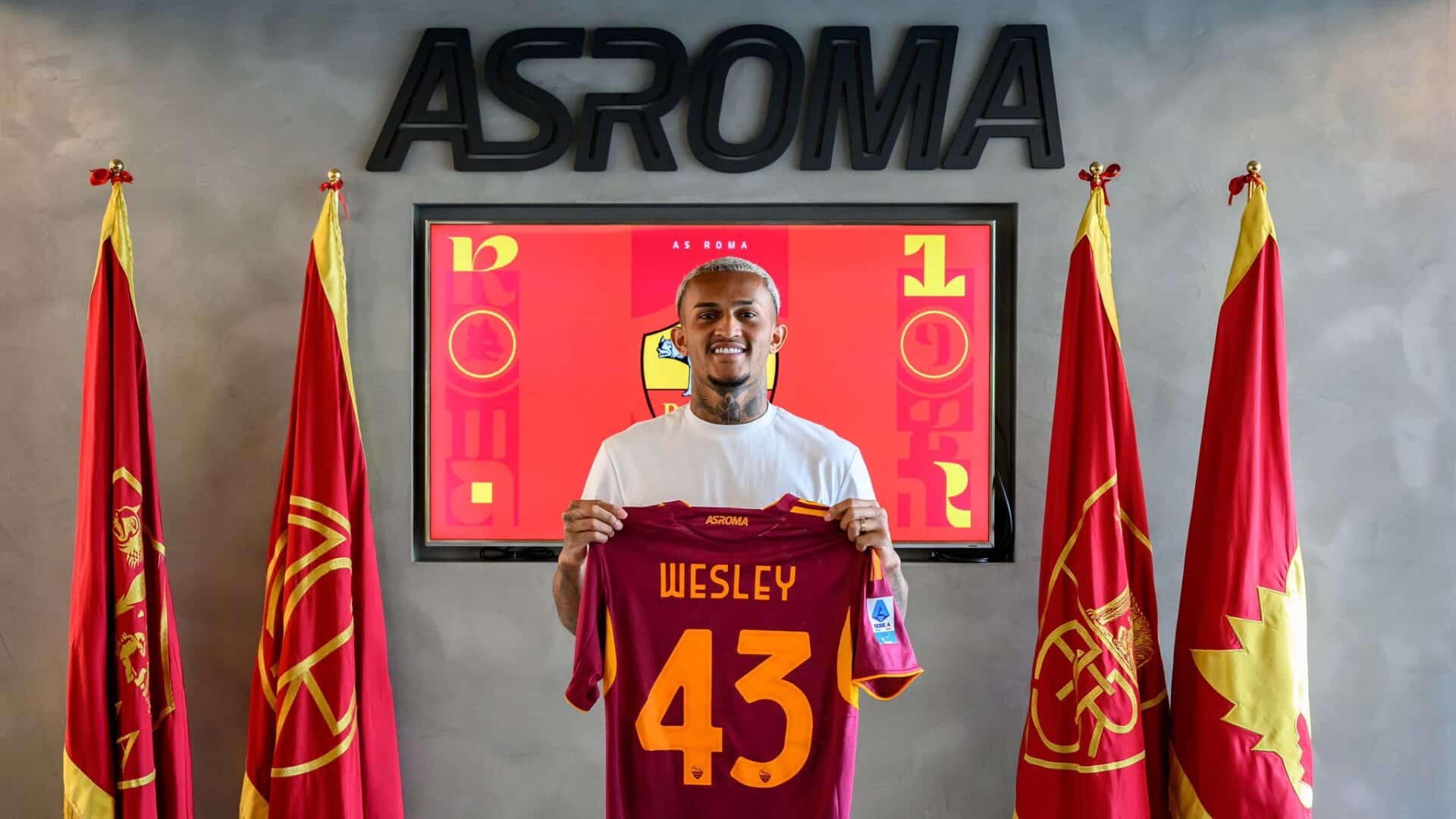 Wesley posa con la maglia numero 43 dopo la firma ufficiale con la Roma