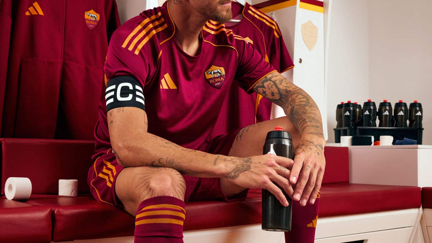 Roma, presentato il nuovo home kit: c’è anche la versione “Authentic” Roma, presentato il nuovo home kit: c’è anche la versione “Authentic”