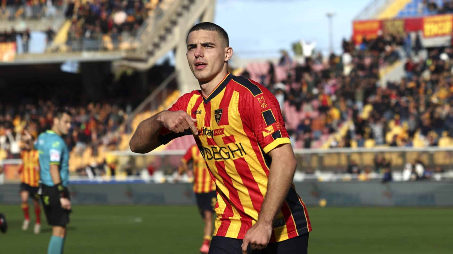 Nikola Krstovic in campo con il Lecce durante un’esultanza