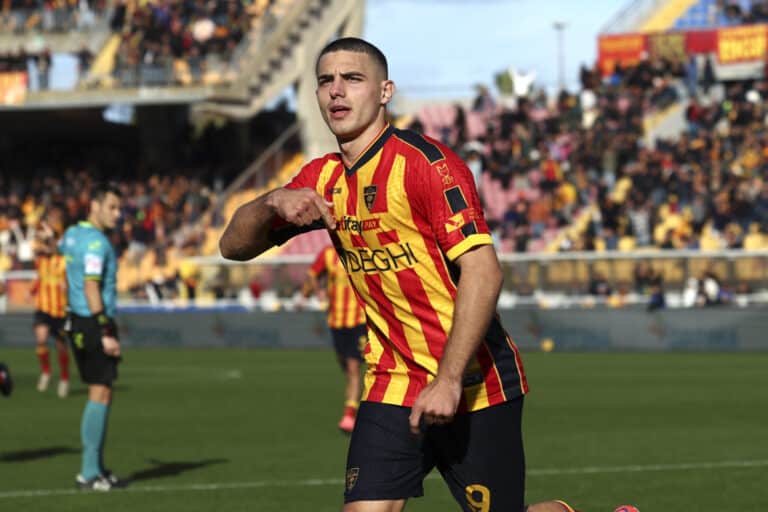 Nikola Krstovic in campo con il Lecce durante un’esultanza