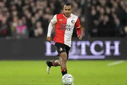 Igor Paixão in azione con la maglia del Feyenoord durante una partita di Eredivisie