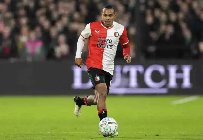 Igor Paixão in azione con la maglia del Feyenoord durante una partita di Eredivisie