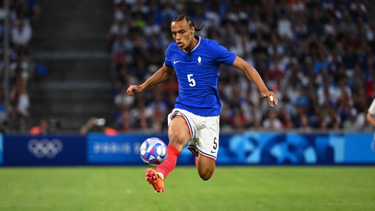 Kiliann Sildillia con la maglia della Francia durante una partita olimpica
