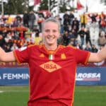 Zara Kramzar con la maglia della Roma Femminile
