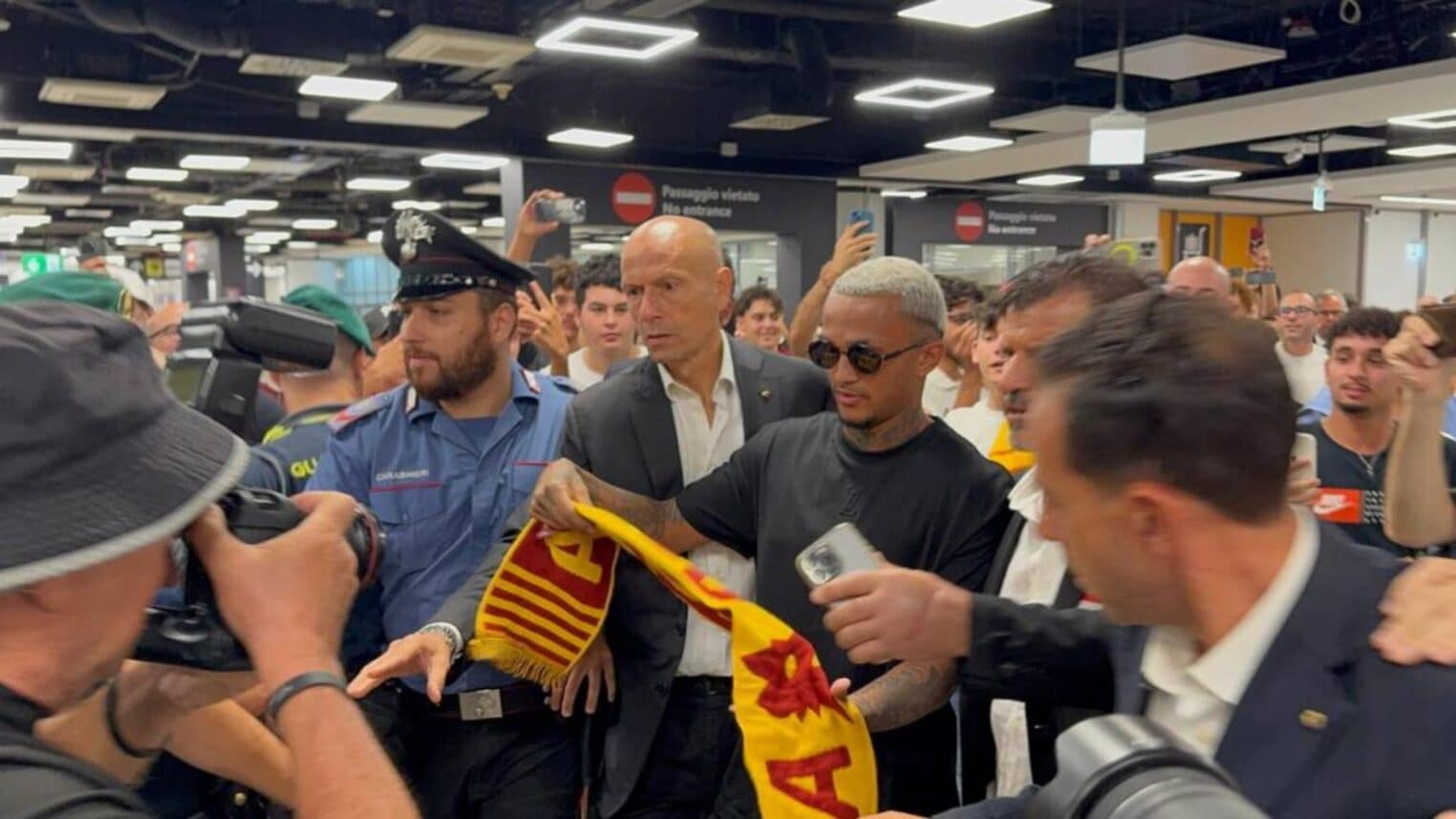 Wesley è atterrato a Roma: bagno di folla all’alba, oggi visite e firma Wesley è atterrato a Roma: bagno di folla all’alba, oggi visite e firma