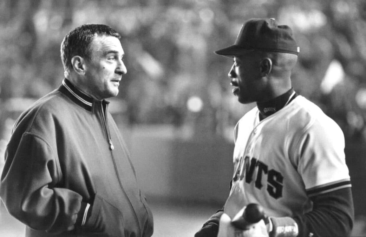 Scena del film The Fan – Il mito con Robert De Niro e Wesley Snipes a confronto sul campo da baseball