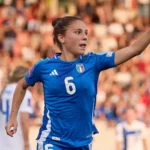 Manuela Giugliano esulta con la maglia della Nazionale italiana durante Euro 2025