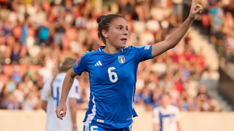 Manuela Giugliano esulta con la maglia della Nazionale italiana durante Euro 2025