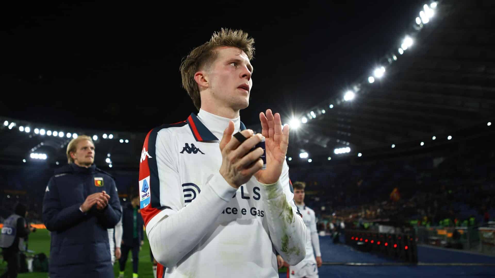 Morten Frendrup applaude sotto la curva al termine di una partita del Genoa allo Stadio Olimpico