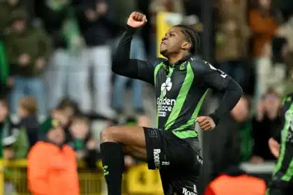 Nazinho festeggia un gol con il Cercle Brugge durante una partita del campionato belga