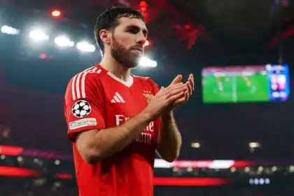 Orkun Kökçü applaude i tifosi durante una partita di Champions League con il Benfica