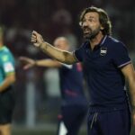 Andrea Pirlo gesticola a bordo campo durante una partita: l’ex tecnico di Juventus e Sampdoria riparte dalla Serie B degli Emirati Arabi con lo United FC