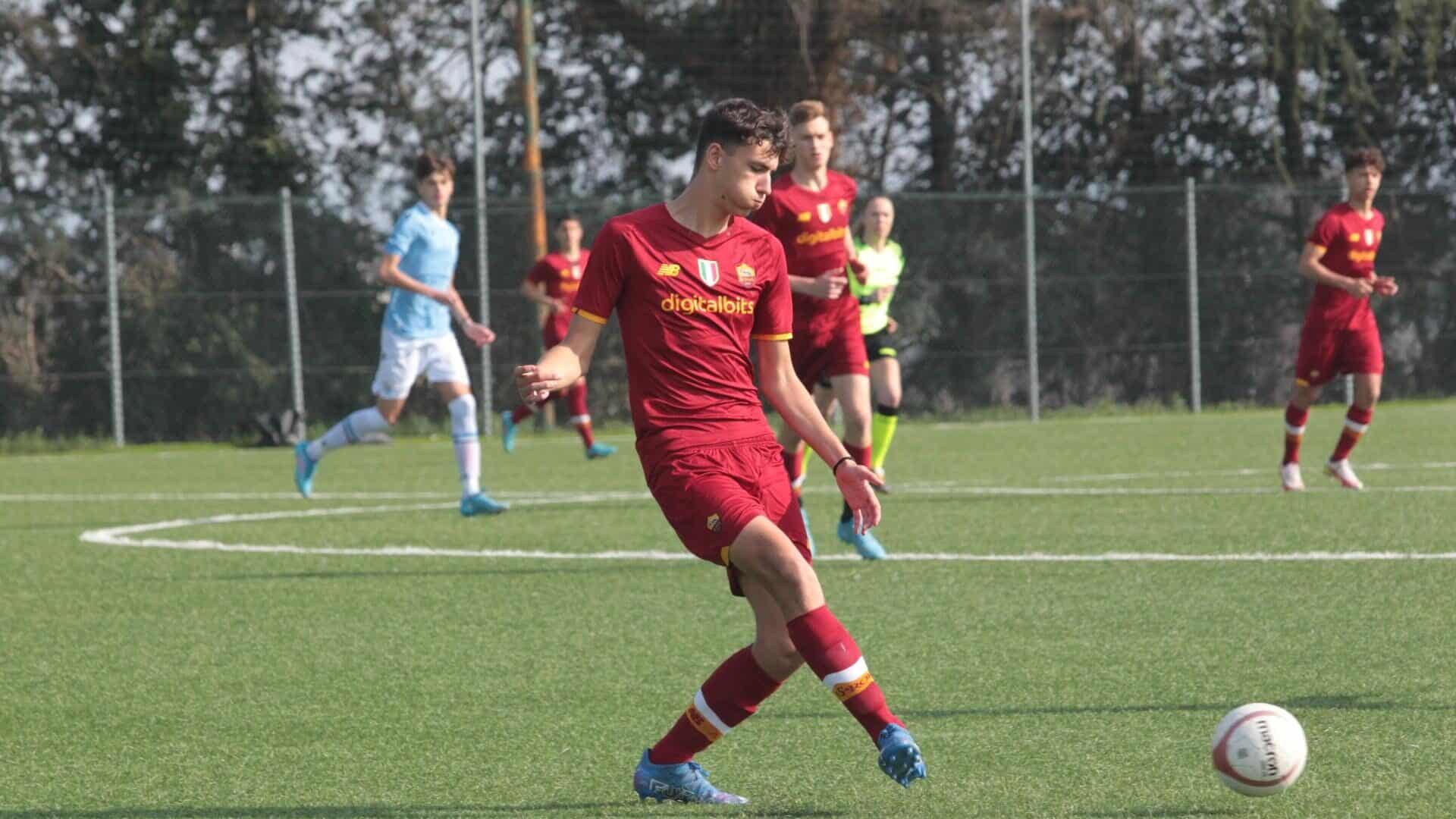 Il difensore Matteo Plaia della Roma in azione durante una partita dell'Under 18