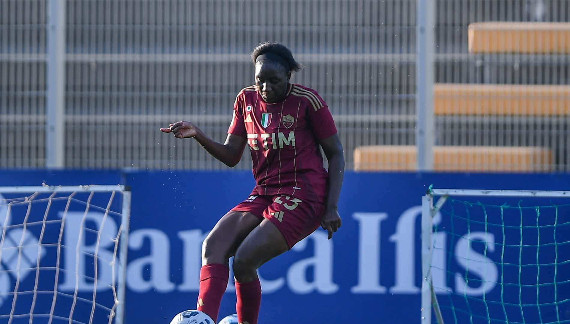 Hawa Cissoko con la maglia della Roma Femminile durante una partita di campionato
