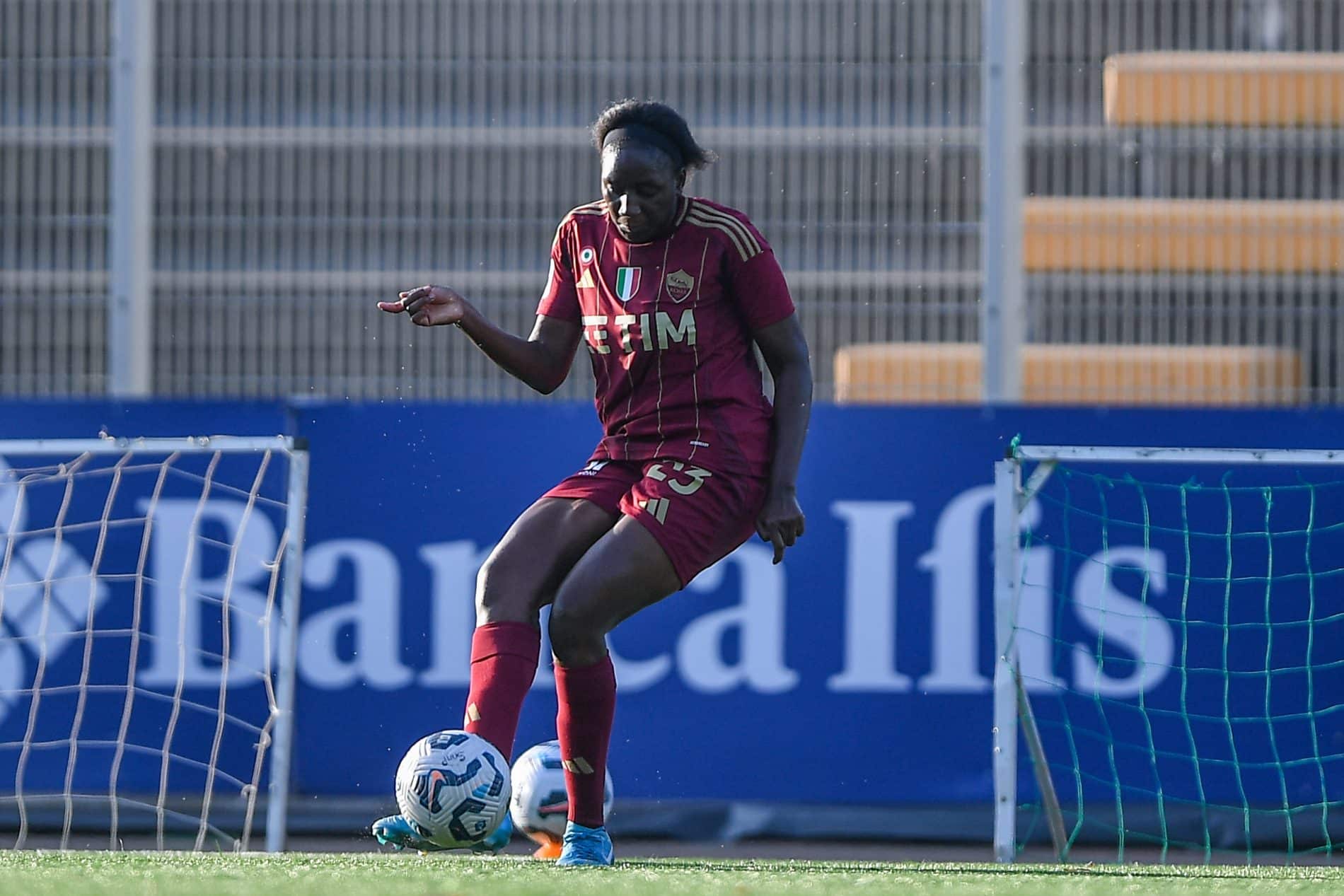 Hawa Cissoko con la maglia della Roma Femminile durante una partita di campionato