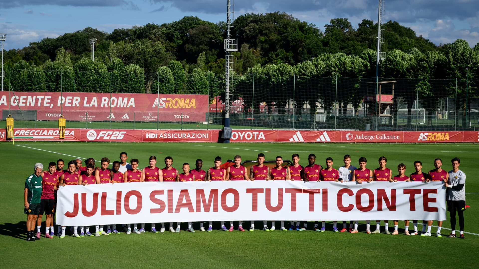 Lo striscione della Roma per Julio Sergio