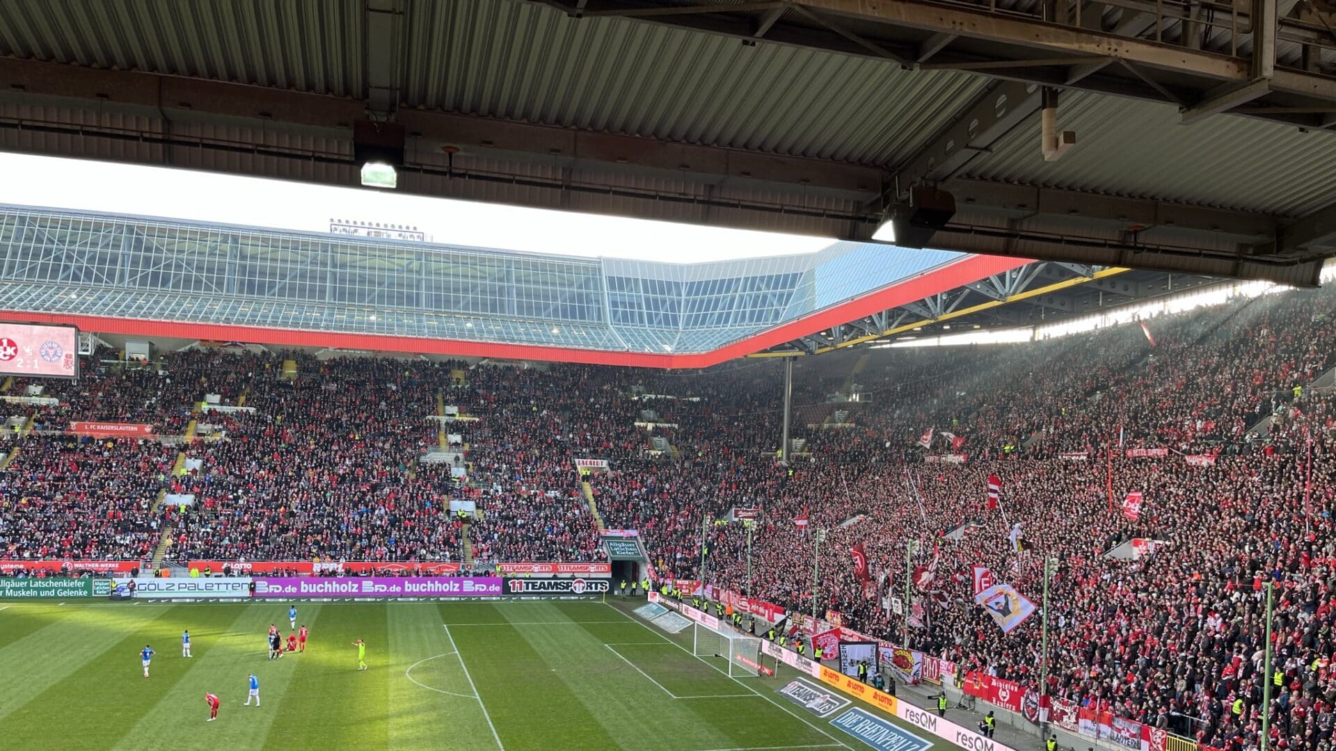 Panoramica del Fritz Walter Stadion durante una partita del Kaiserslautern, con spalti gremiti