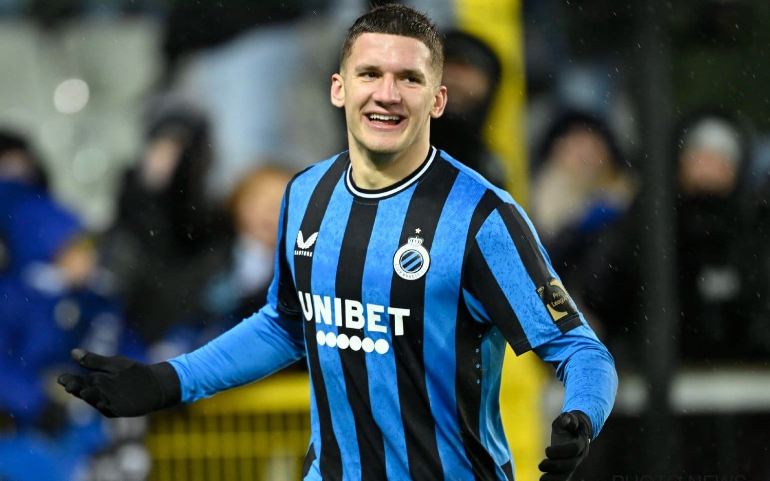 Tzolis con la maglia del Club Brugge