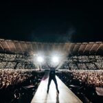 Ultimo sul palco dello Stadio Olimpico davanti a migliaia di luci durante un concerto sold out