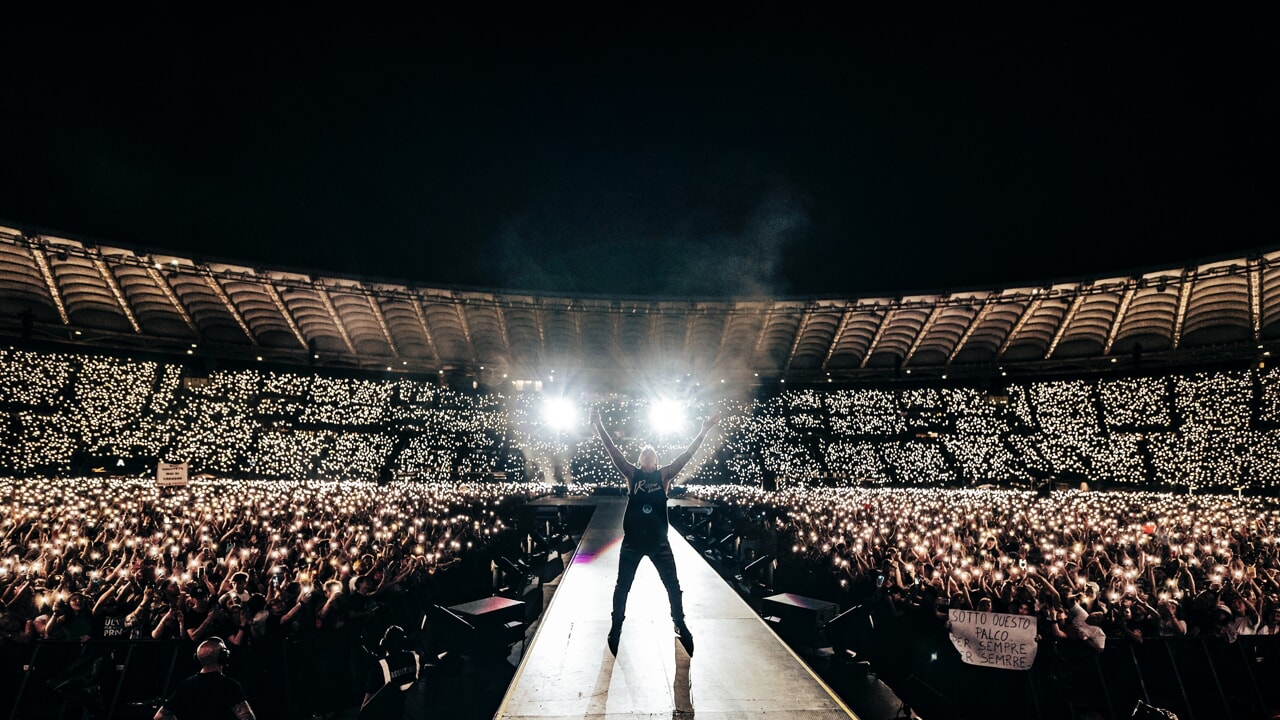 Ultimo sul palco dello Stadio Olimpico davanti a migliaia di luci durante un concerto sold out