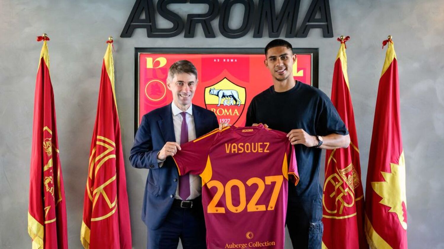 Vasquez e Ricky Massara dopo la firma del portiere con la Roma