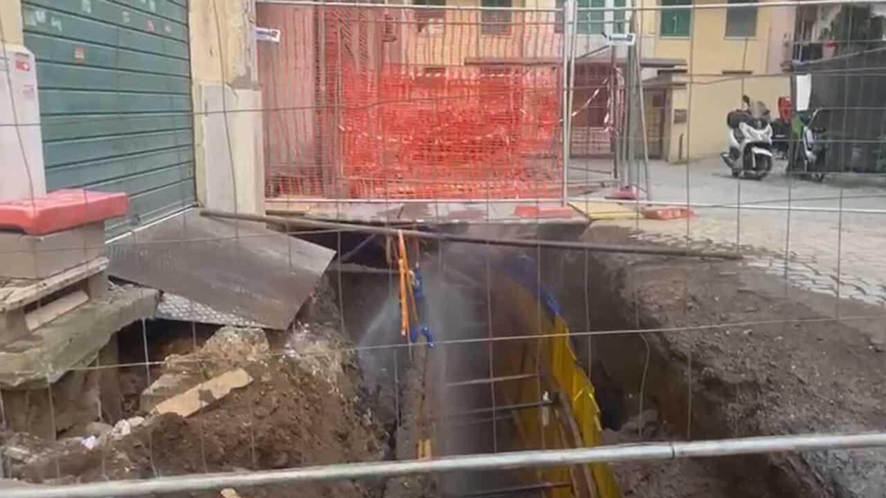 Via Catania, il terreno cede di nuovo: la paura dei residenti a sette anni dalla voragine Via Catania, il terreno cede di nuovo: la paura dei residenti a sette anni dalla voragine