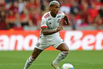 Wesley in azione con la maglia del Flamengo durante un match del Brasileirão