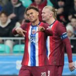 Antonio Nusa festeggia con un'esultanza particolare accanto a Erling Haaland durante una partita della Norvegia