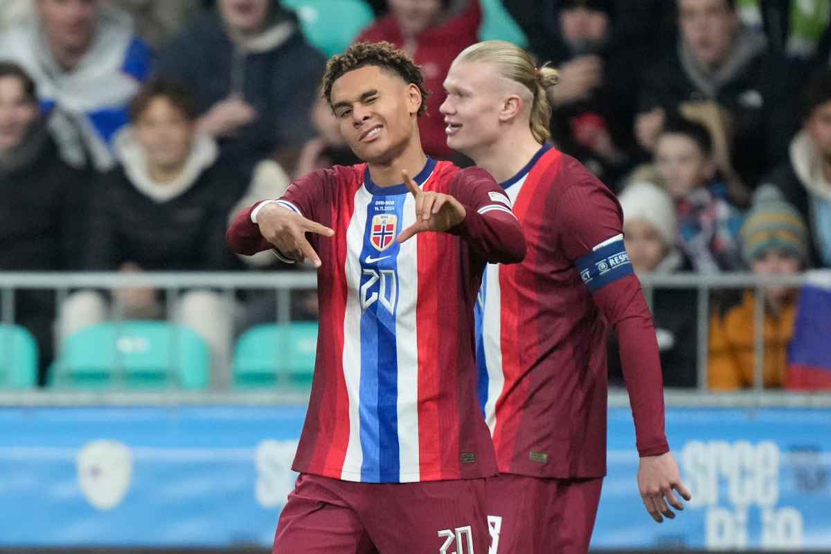 Antonio Nusa festeggia con un'esultanza particolare accanto a Erling Haaland durante una partita della Norvegia