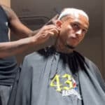 Wesley si taglia i capelli prima del trasferimento alla Roma, seduto dal suo barbiere personale