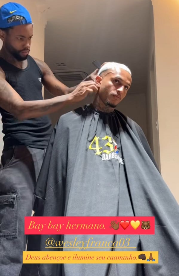 Wesley si fa tagliare i capelli dal barbiere personale prima di partire per la Roma