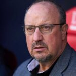 Rafael Benitez in primo piano a bordo campo durante una partita
