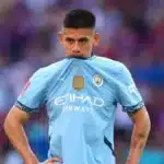 Claudio Echeverri con la maglia del Manchester City