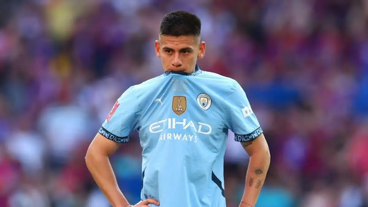 Claudio Echeverri con la maglia del Manchester City